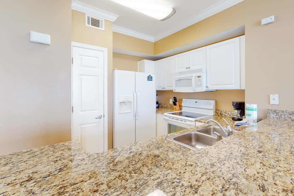 Picturesque beachfront condo with gym, BBQ area, pools & hot tub
