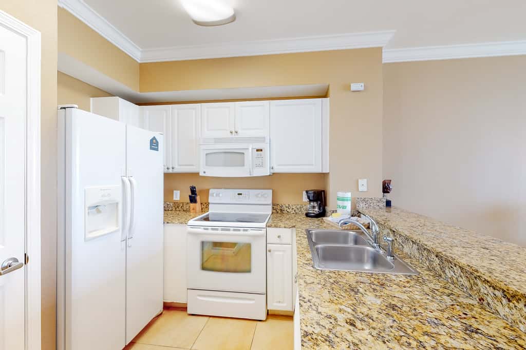 Picturesque beachfront condo with gym, BBQ area, pools & hot tub