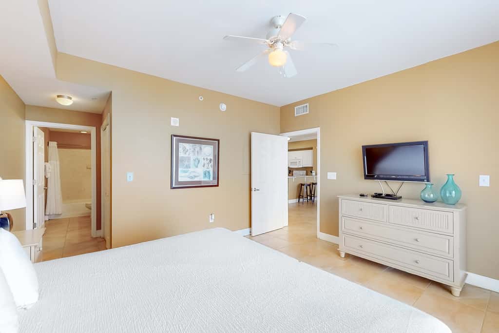 Picturesque beachfront condo with gym, BBQ area, pools & hot tub