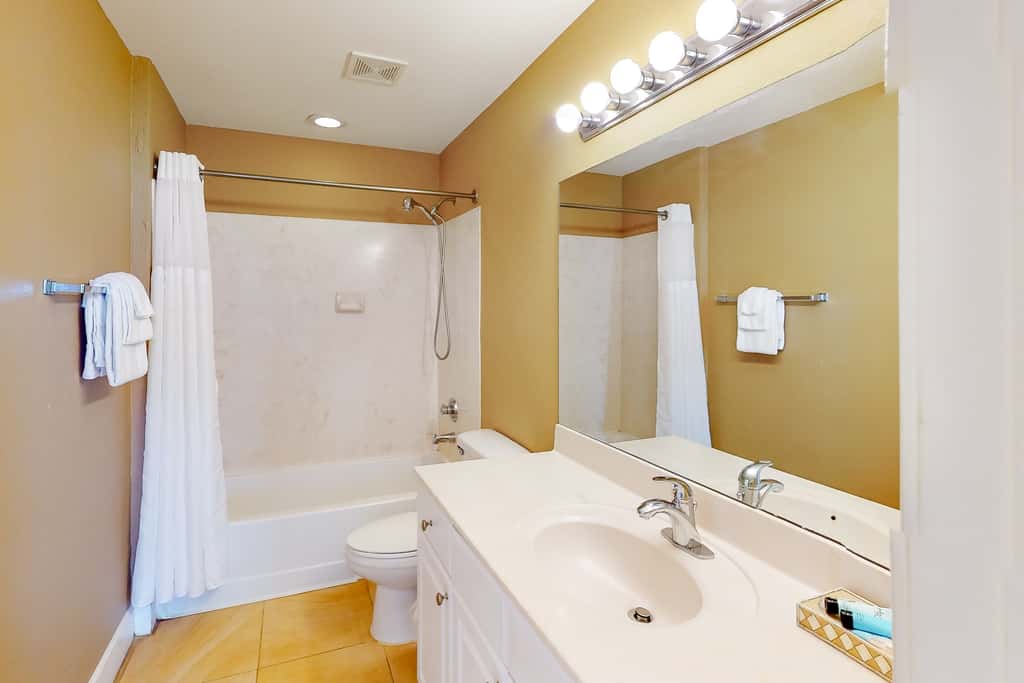 Picturesque beachfront condo with gym, BBQ area, pools & hot tub