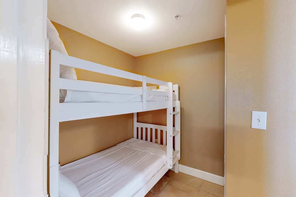 Picturesque beachfront condo with gym, BBQ area, pools & hot tub