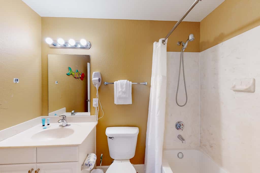 Picturesque beachfront condo with gym, BBQ area, pools & hot tub