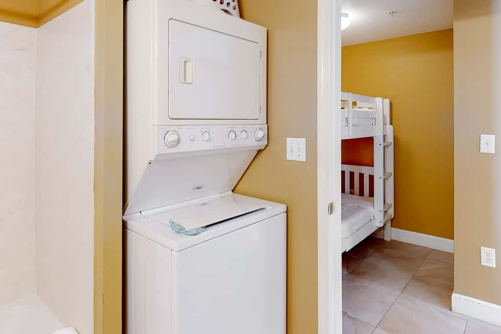 Picturesque beachfront condo with gym, BBQ area, pools & hot tub