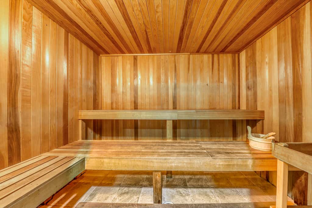 Picturesque beachfront condo with gym, BBQ area, pools & hot tub