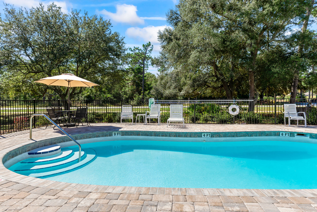 Spacious townhome, dog-friendly w full kitchen & shared pool