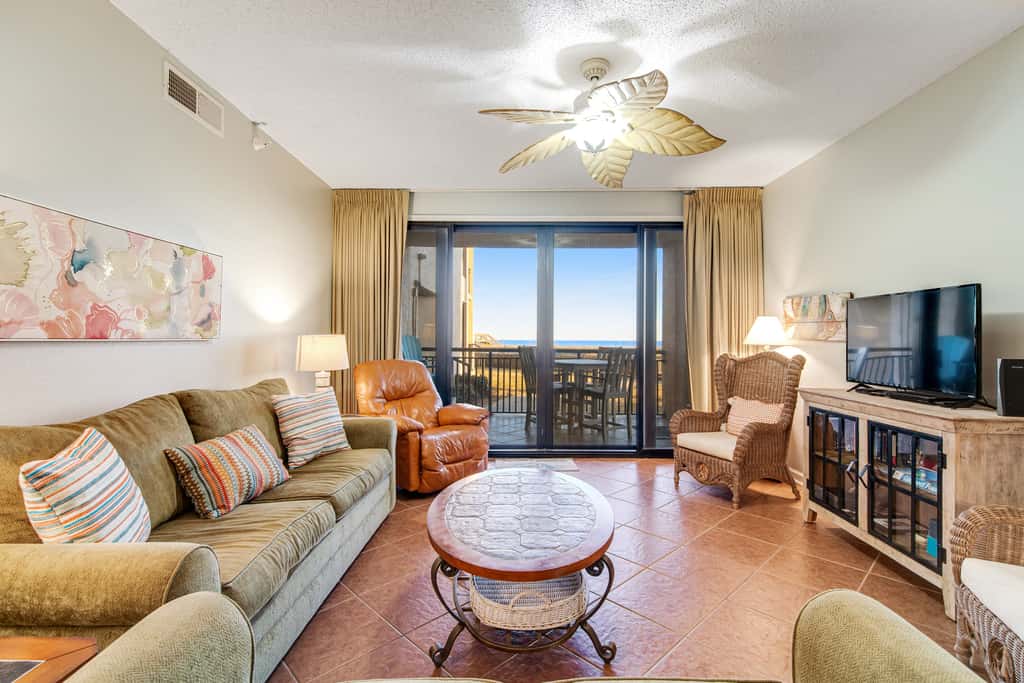 Beachfront condo with pool, tennis, fitness center & WiFi