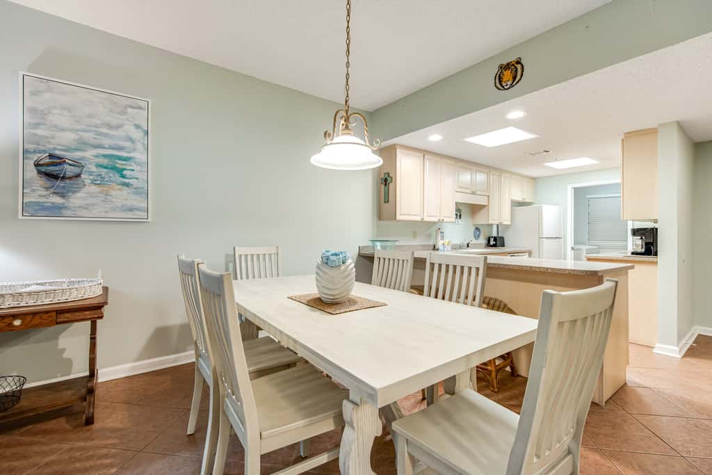 Beachfront condo with pool, tennis, fitness center & WiFi