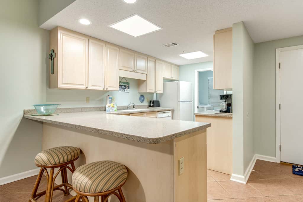 Beachfront condo with pool, tennis, fitness center & WiFi