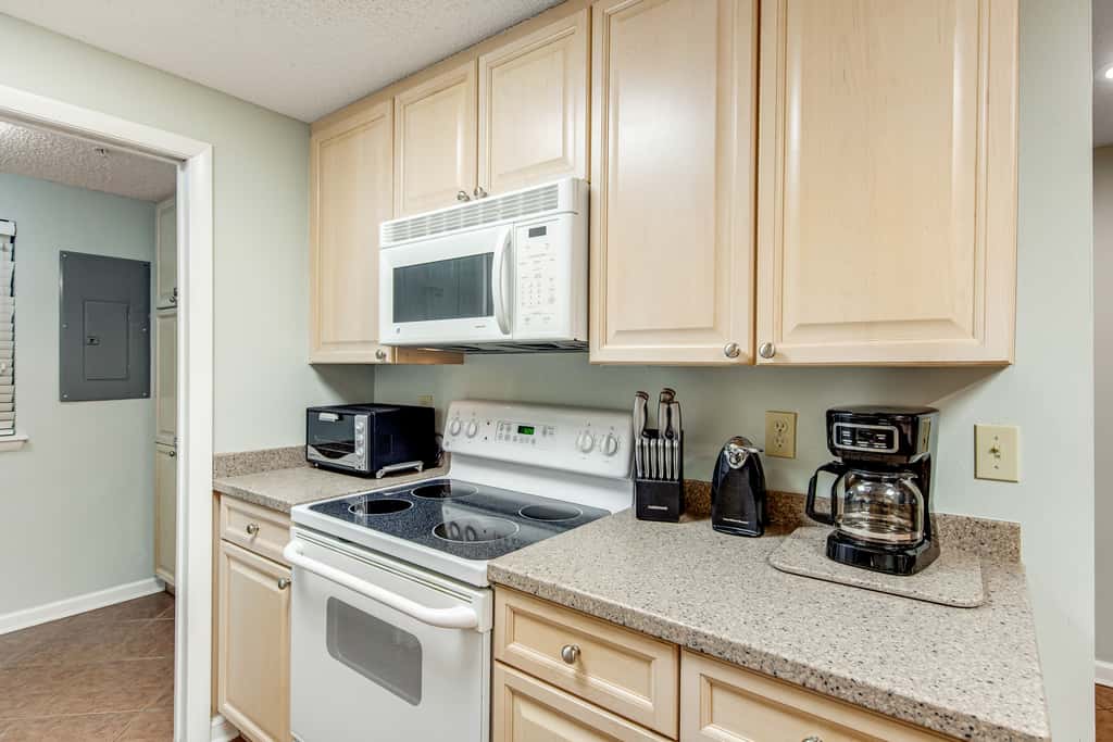 Beachfront condo with pool, tennis, fitness center & WiFi