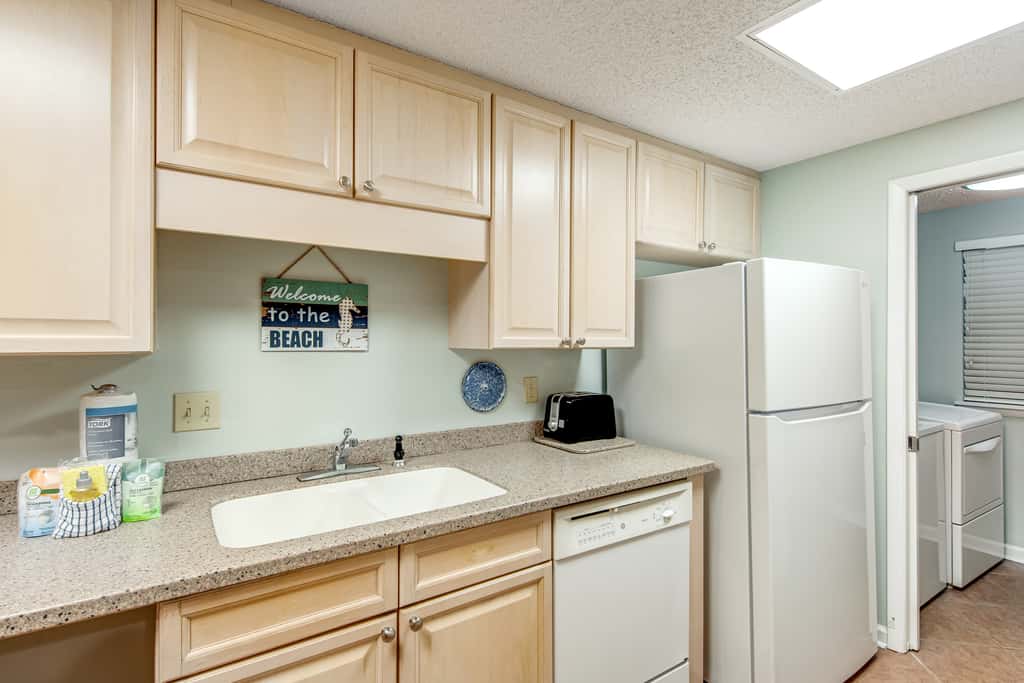 Beachfront condo with pool, tennis, fitness center & WiFi