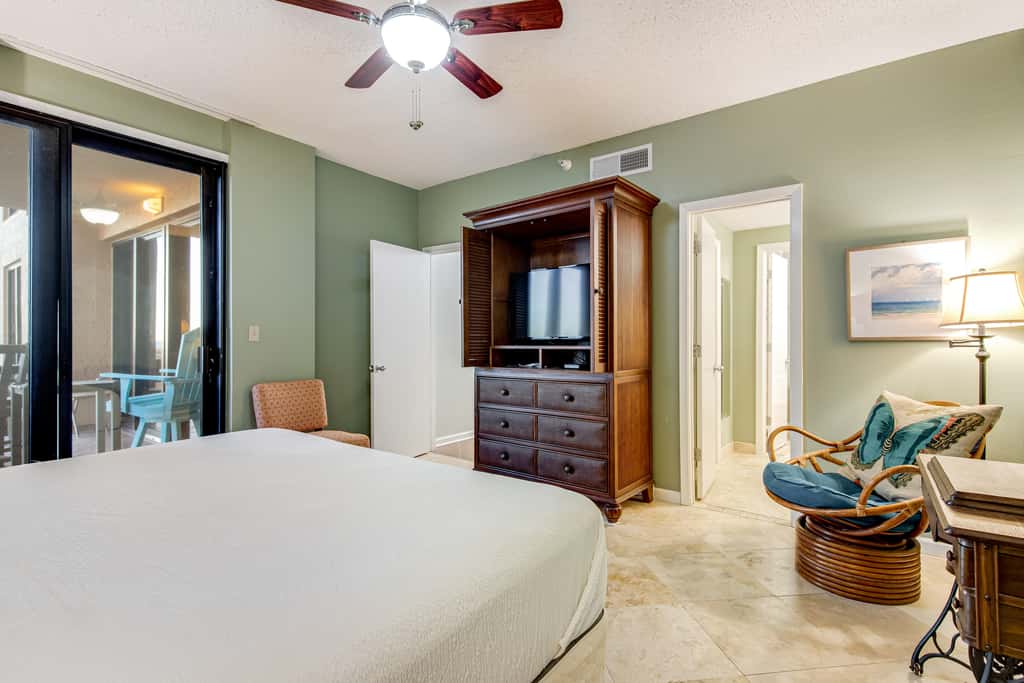 Beachfront condo with pool, tennis, fitness center & WiFi