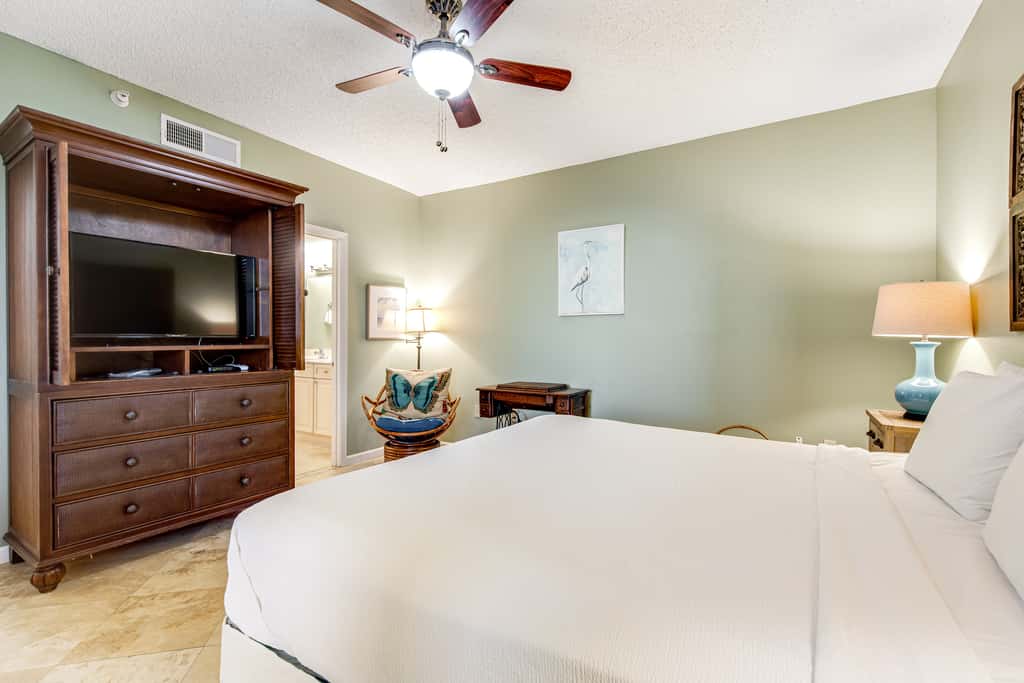 Beachfront condo with pool, tennis, fitness center & WiFi