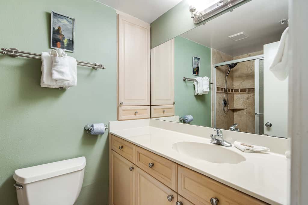 Beachfront condo with pool, tennis, fitness center & WiFi