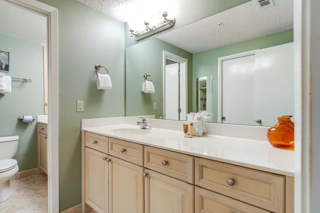 Beachfront condo with pool, tennis, fitness center & WiFi