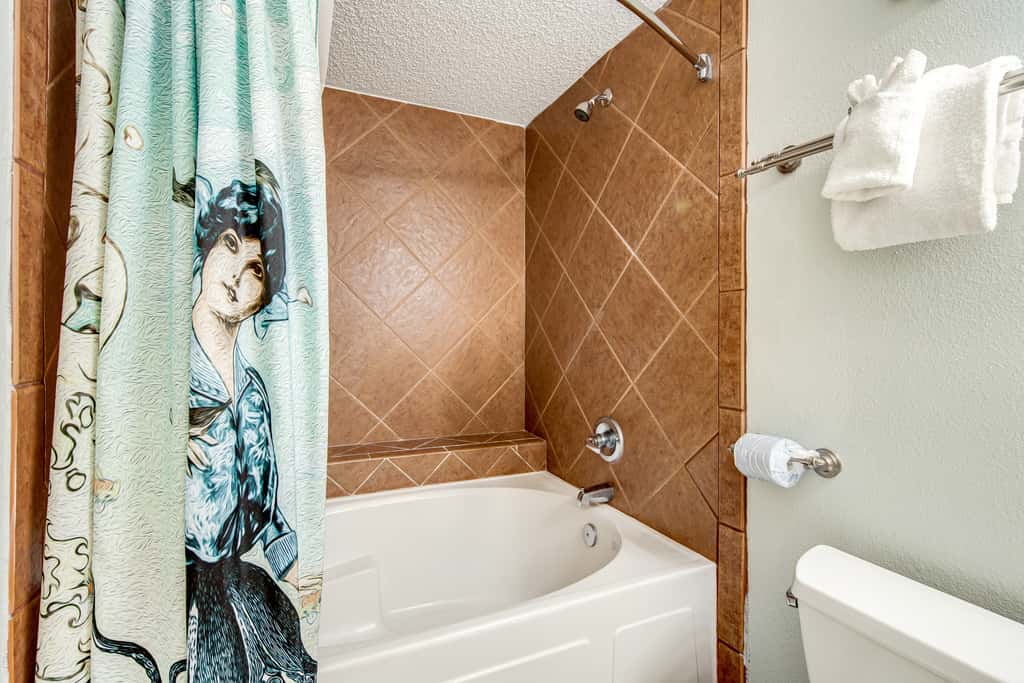 Beachfront condo with pool, tennis, fitness center & WiFi