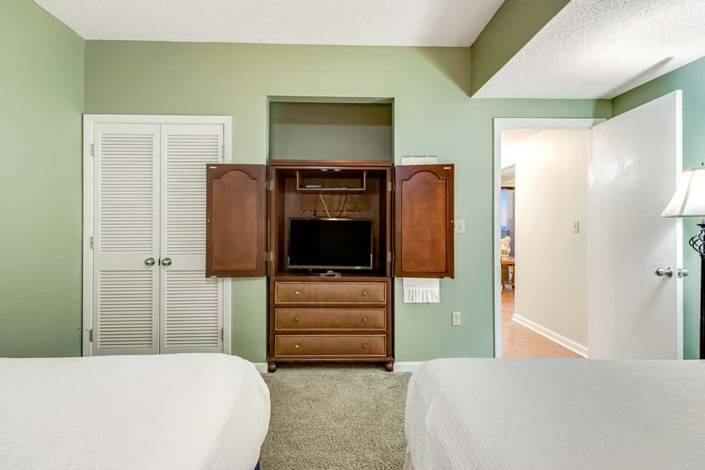 Beachfront condo with pool, tennis, fitness center & WiFi