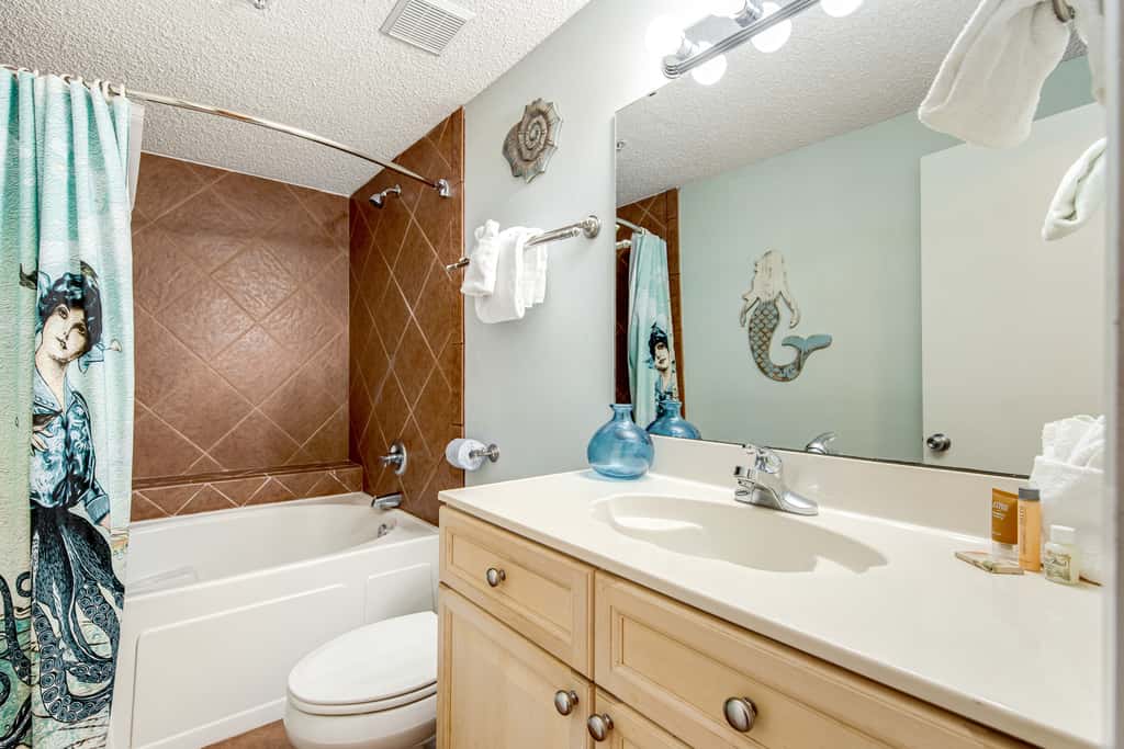 Beachfront condo with pool, tennis, fitness center & WiFi