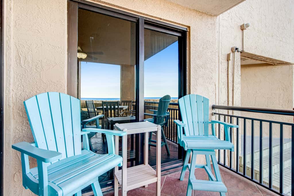 Beachfront condo with pool, tennis, fitness center & WiFi