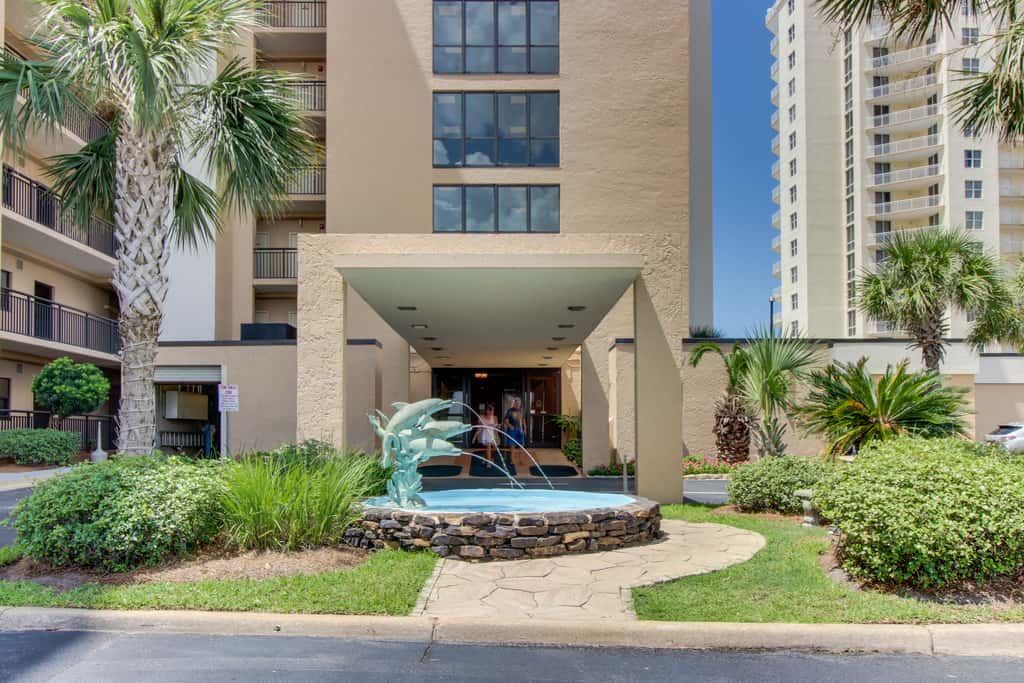 Beachfront condo with pool, tennis, fitness center & WiFi