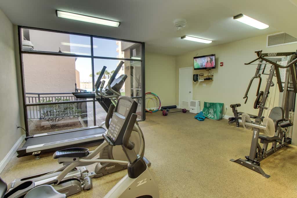 Beachfront condo with pool, tennis, fitness center & WiFi