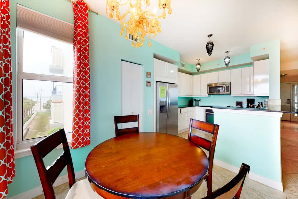 2nd Floor Cute Gulf Front Condo Many Amenities, Private Beach Access