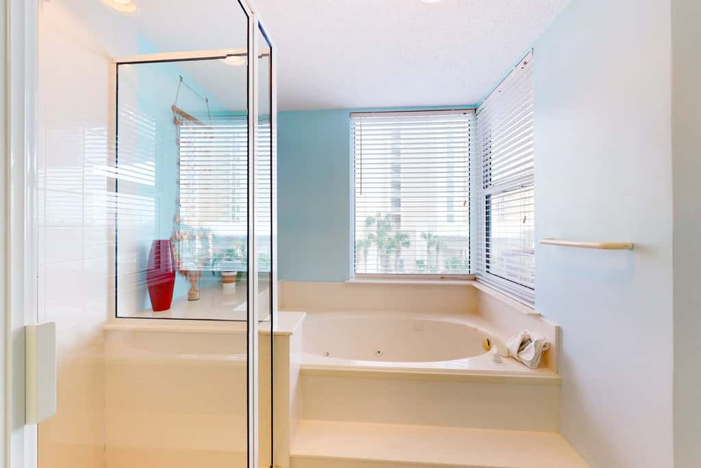 2nd Floor Cute Gulf Front Condo Many Amenities, Private Beach Access