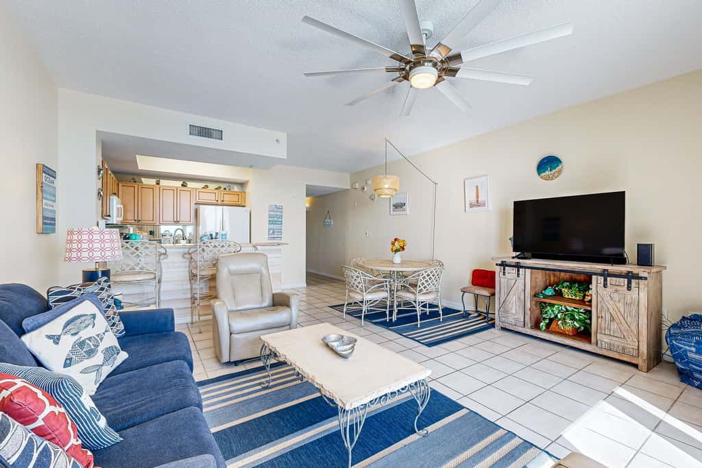 7th-floor bright, open condo - close to dining with Gulf front views