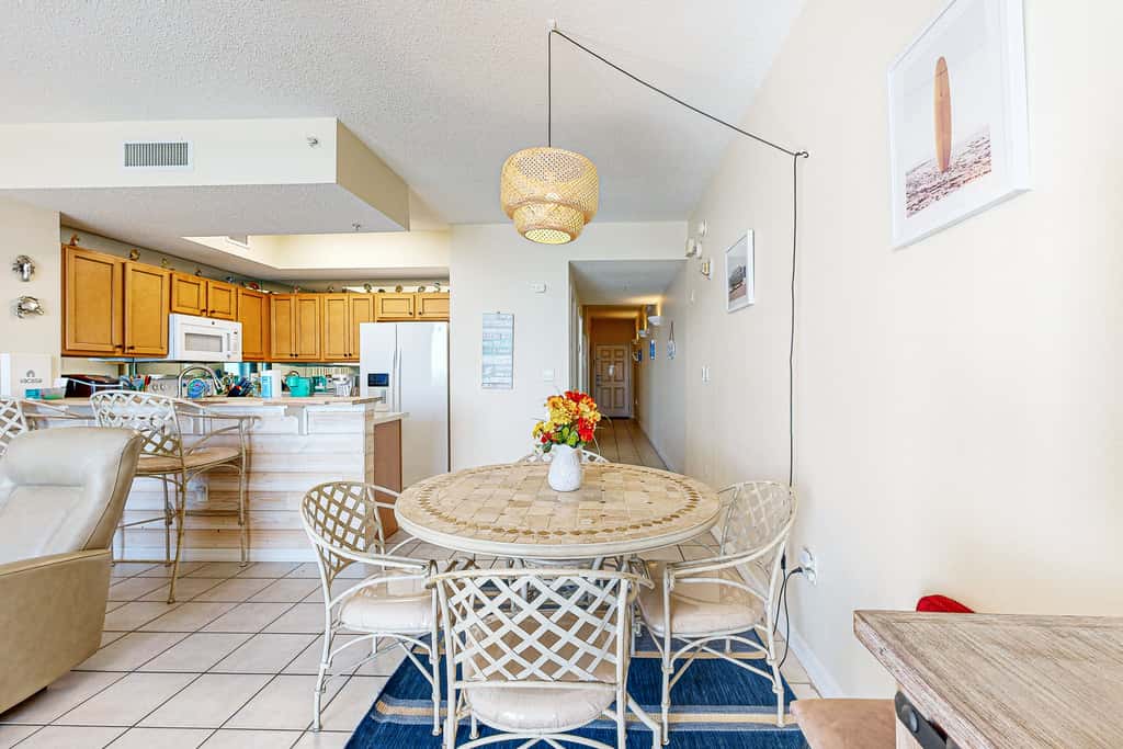 7th-floor bright, open condo - close to dining with Gulf front views