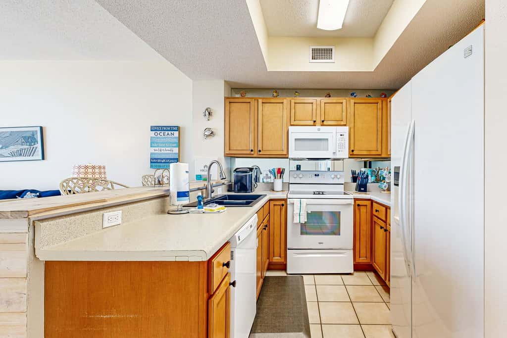 7th-floor bright, open condo - close to dining with Gulf front views