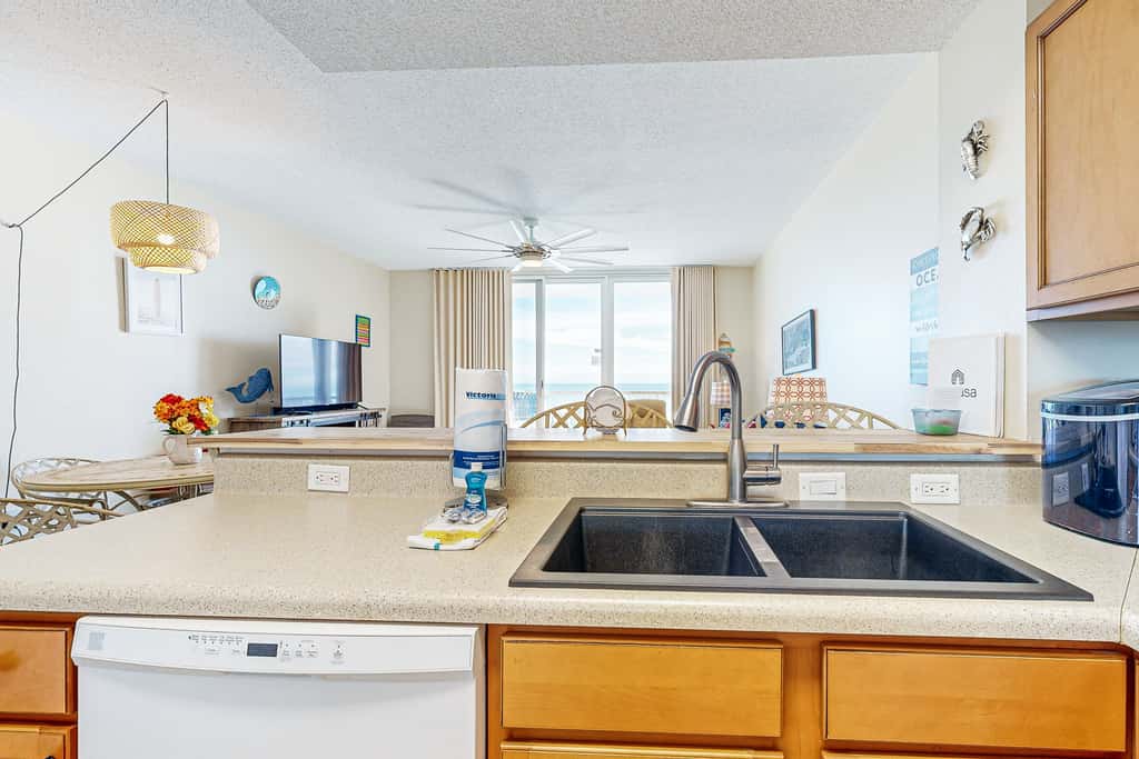 7th-floor bright, open condo - close to dining with Gulf front views