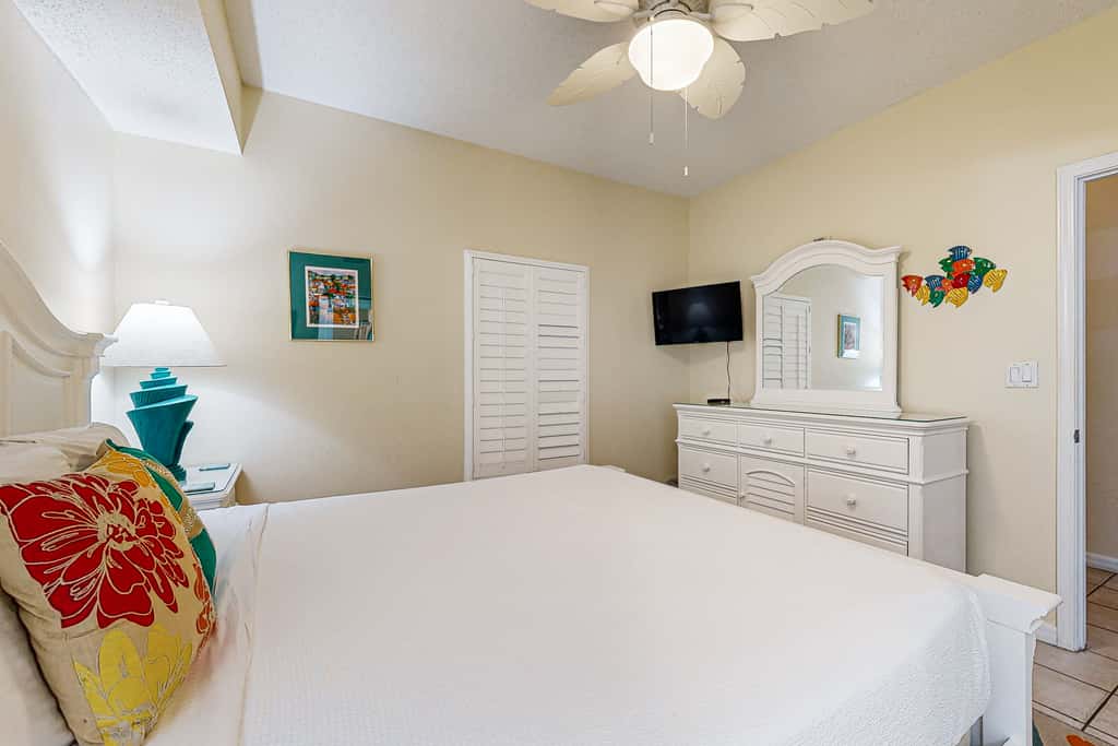 7th-floor bright, open condo - close to dining with Gulf front views
