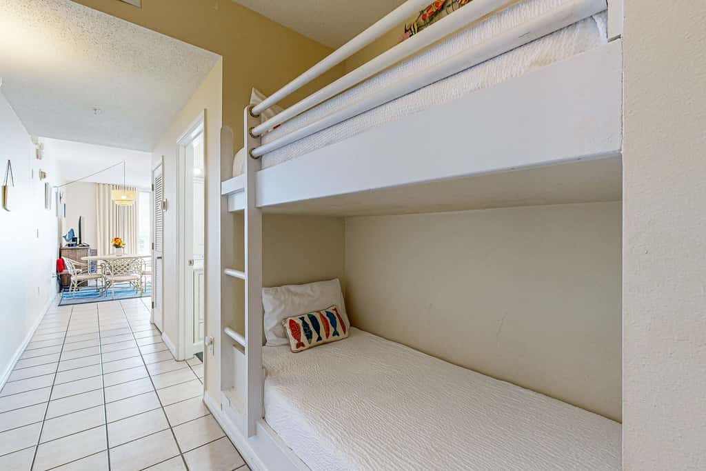 7th-floor bright, open condo - close to dining with Gulf front views