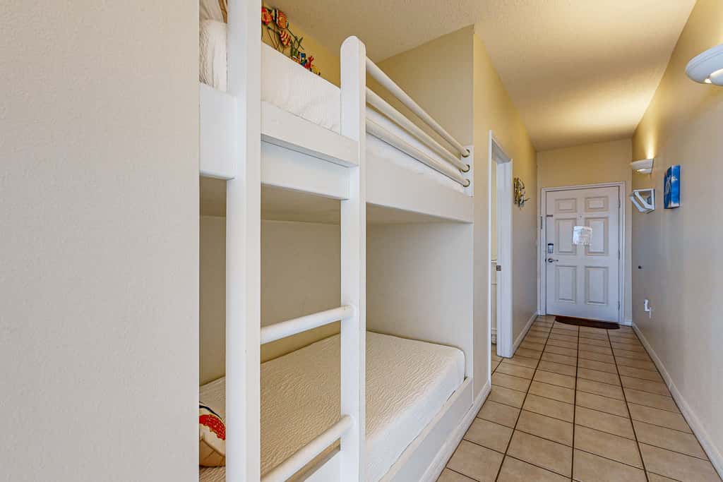 7th-floor bright, open condo - close to dining with Gulf front views