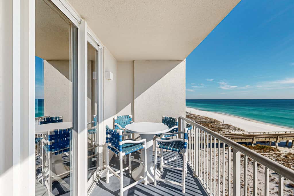 7th-floor bright, open condo - close to dining with Gulf front views