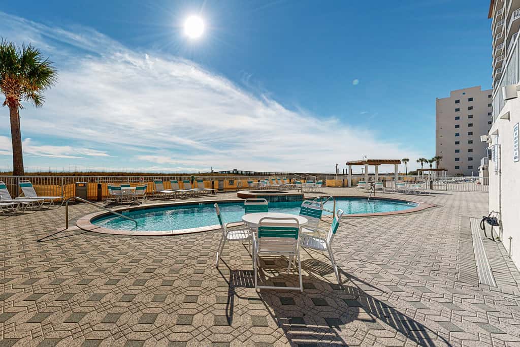 7th-floor bright, open condo - close to dining with Gulf front views