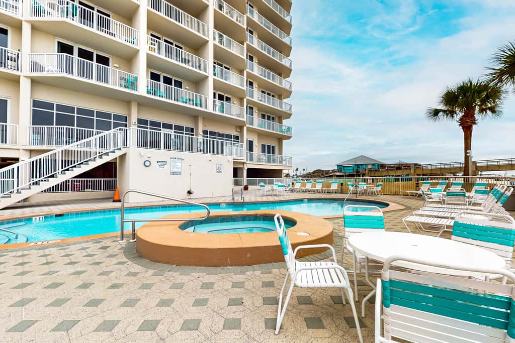 7th-floor bright, open condo - close to dining with Gulf front views