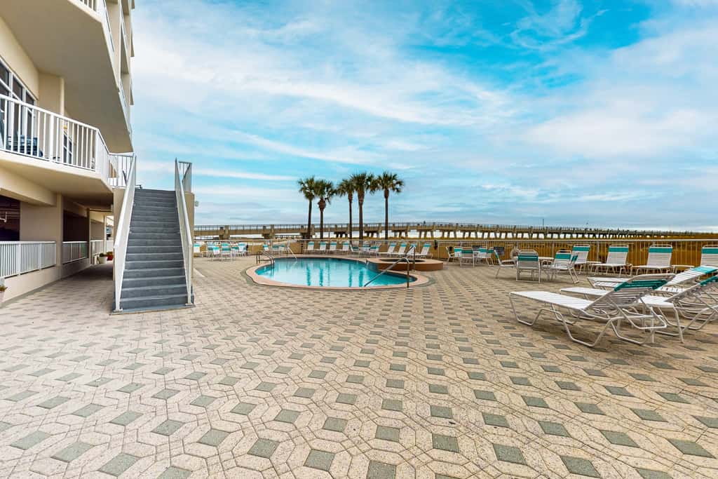 7th-floor bright, open condo - close to dining with Gulf front views