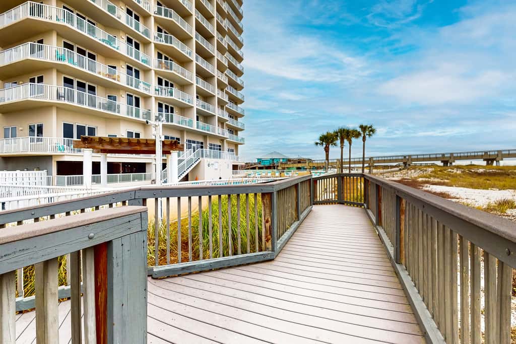 7th-floor bright, open condo - close to dining with Gulf front views