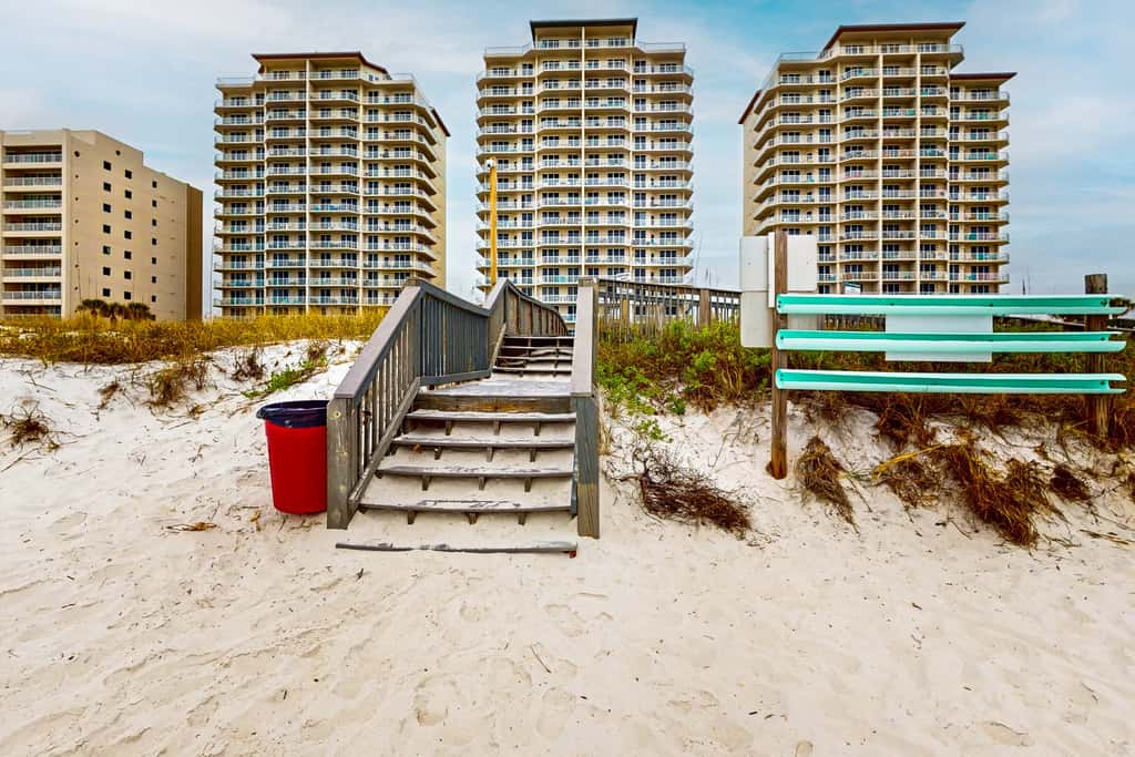7th-floor bright, open condo - close to dining with Gulf front views