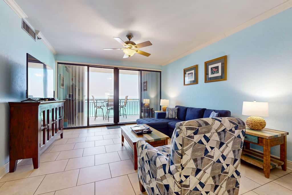 Gorgeous waterfront condo with pool, fitness room & WiFi