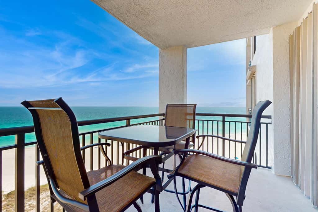 Gorgeous waterfront condo with pool, fitness room & WiFi