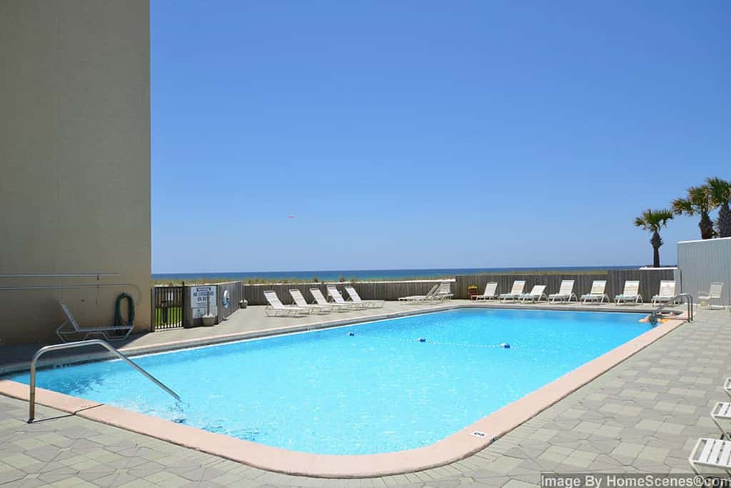 Gorgeous waterfront condo with pool, fitness room & WiFi