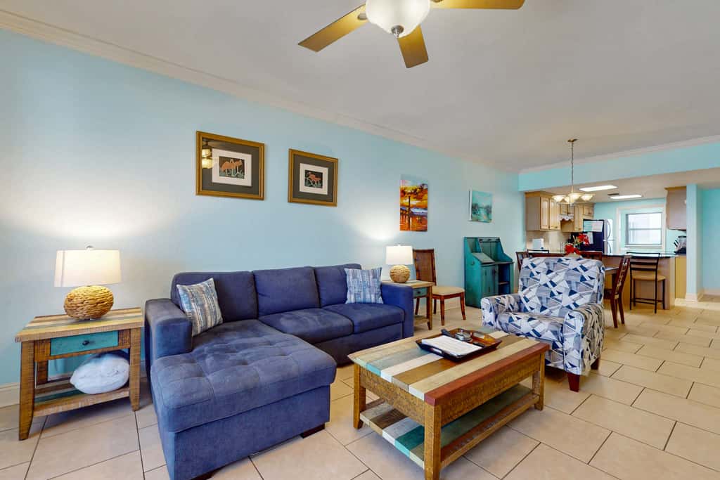 Gorgeous waterfront condo with pool, fitness room & WiFi