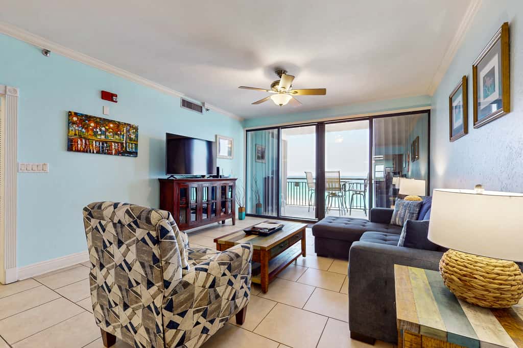 Gorgeous waterfront condo with pool, fitness room & WiFi