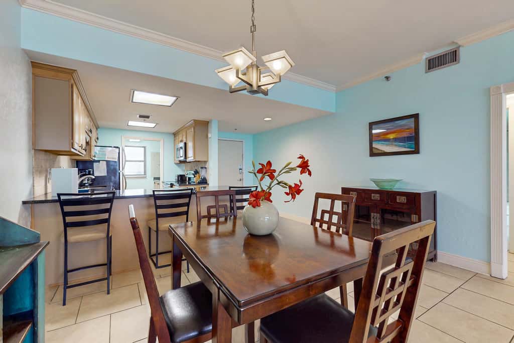 Gorgeous waterfront condo with pool, fitness room & WiFi