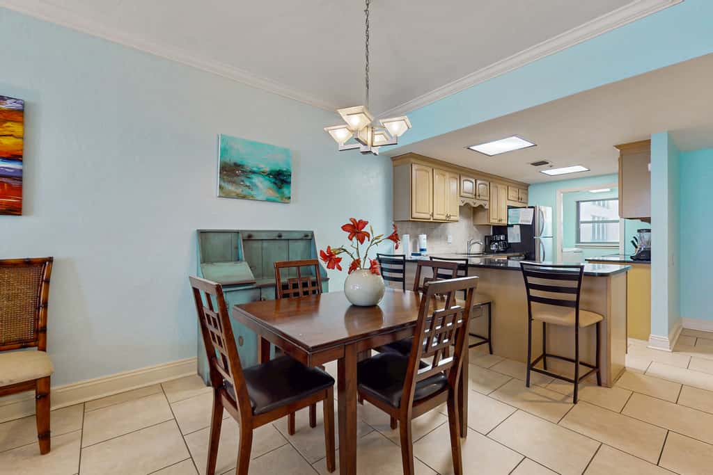 Gorgeous waterfront condo with pool, fitness room & WiFi