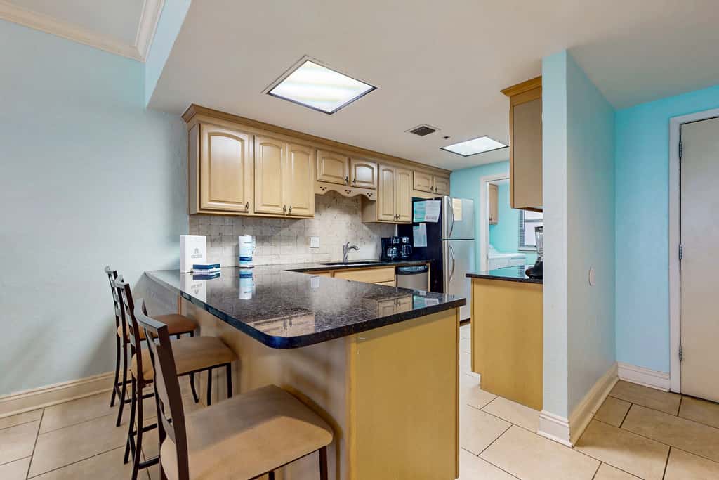Gorgeous waterfront condo with pool, fitness room & WiFi