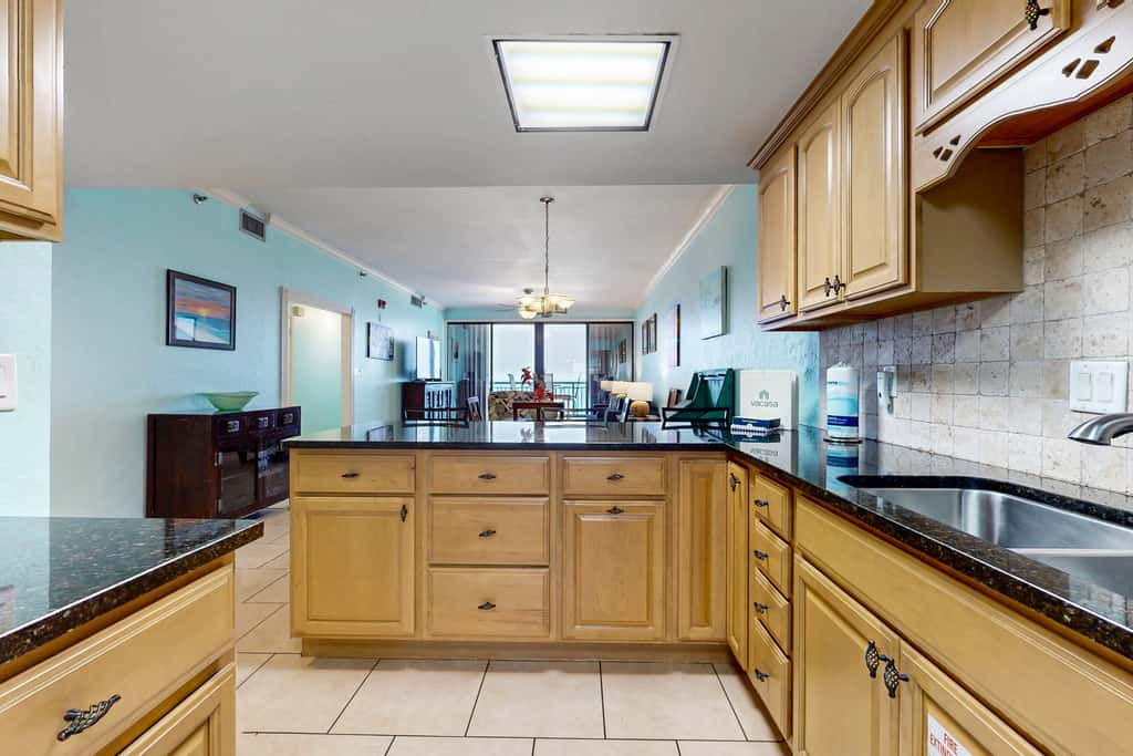 Gorgeous waterfront condo with pool, fitness room & WiFi
