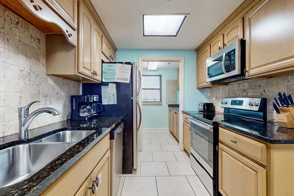 Gorgeous waterfront condo with pool, fitness room & WiFi