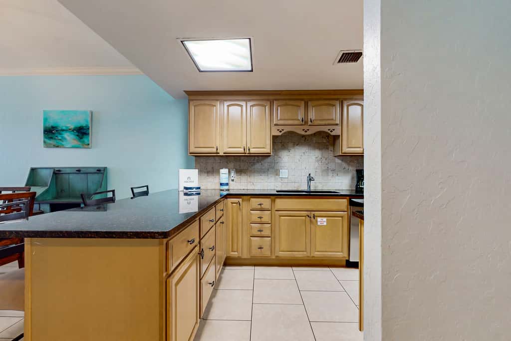 Gorgeous waterfront condo with pool, fitness room & WiFi
